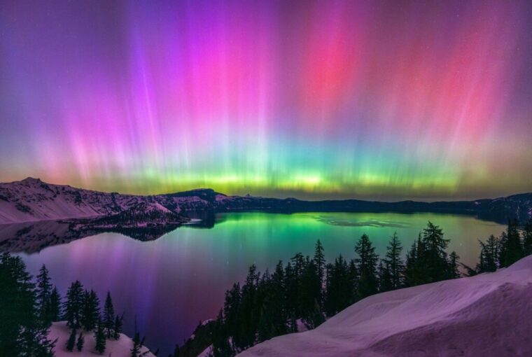 As cores da aurora boreal em Parque Nacional Crater Lake, EUA.