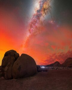 O céu avermelhado pela aurora boreal na savana africana