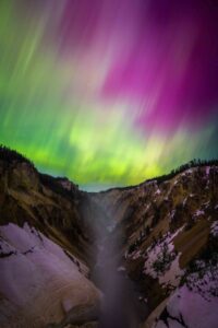 O rio e as luzes da aurora no Parque Nacional de Yellowstone, nos EUA