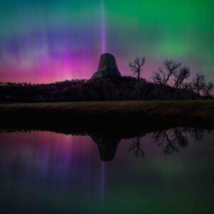 Montanha e as luzes do norte refletidas na água Devils Tower, Wyoming, EUA 