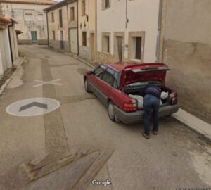 Homem coloca suposto corpo em mala de carro na Espanha, imagem flagrada pelo Google Street View