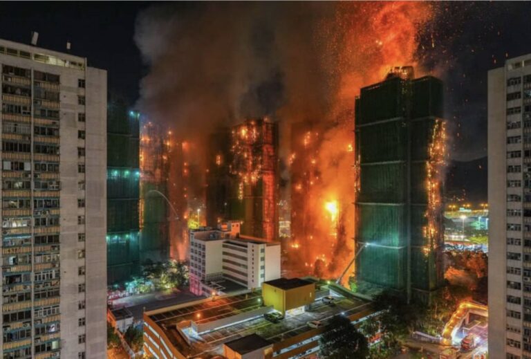 Hong Kong tenta silenciar jornalistas locais e estrangeiros duas semanas após incêndio: “Não digam que não avisamos”