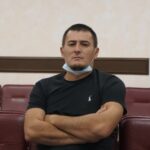 Vilen Temeryanov, jornalista da Crimeia condenado pela Rússia, sentado no Tribunal