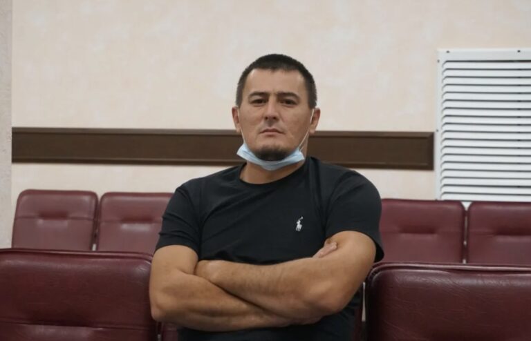 Em meio a negociações pelo fim da guerra na Ucrânia, Rússia condena jornalista da Crimeia a 14 anos de prisão