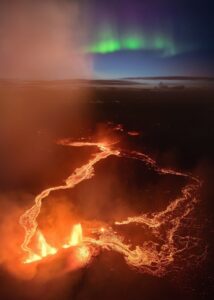 Vulcão em erupção e as luzes da aurora na Islândia. A foto foi premiada no NLPOTY, concurso do Capture The Atlas