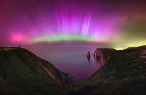 Luzes do norte em tons de violeta captura na França. A imagem é uma das premiadas no concurso de fotos da aurora boreal