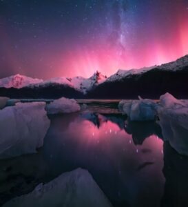 Um céu rosado capturado nos Fiordes da Patagônia, no Chile. A imagem é uma das premiadas no concurso NLPOTY de fotos da aurora boreal