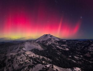 As luzes do Norte em um parque vulcânico na Califórnia é uma das fotos premiadas do NLPOTY