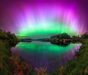 A explosão das luzes do Norte capturadas no Reino Unido. A imagem é uma das premiadas no concurso de fotos da aurora boreal