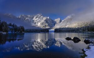 A imagem do lago Fusine na Itália com as margens cobertas de gelo. A foto foi premiada no concurso de fotografia de paisagem