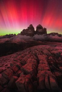 As luzes da aurora boreal em tons vermelhos,nas montanhas Dolomitas, Itália