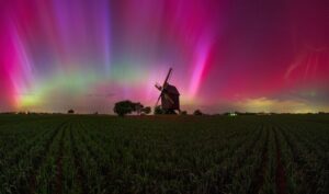 Raios e as cores da aurora foi uma das imagens premiadas no concurso de fotos da aurora boreal