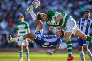 Jogo de futebol em Portugal. A imagem foi uma das finalistas do prêmio de fotos de esportes