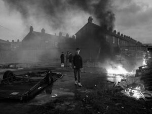 Fotografia finalista do Sony World Photography Awards de jovens começando um incêndio em Belfast, na Irlanda.