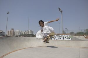 Campeã nacional de skate pratica o esporte na Índia.