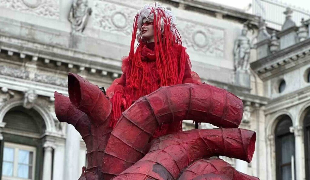 Mulher com fantasia vermelha no Carnaval de Veneza