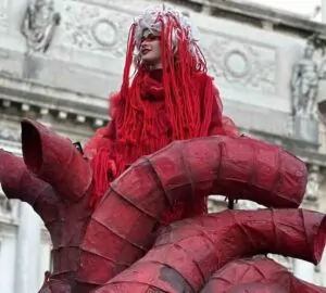 Mulher com fantasia vermelha no Carnaval de Veneza