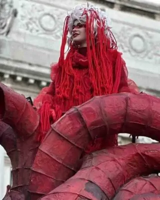 Mulher com fantasia vermelha no Carnaval de Veneza