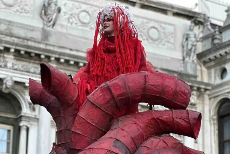 Mulher com fantasia vermelha no Carnaval de Veneza