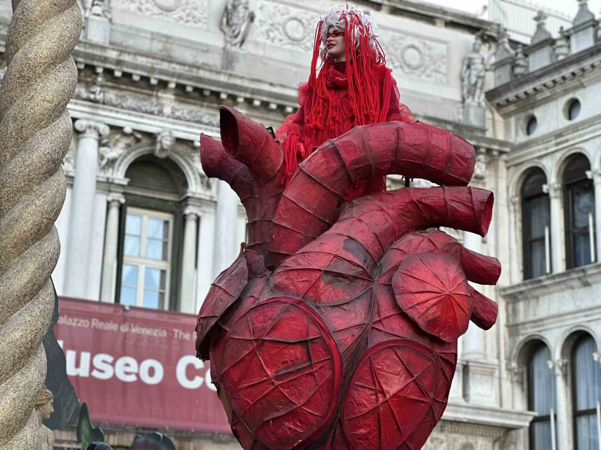 Mulher fantasiada no Carnaval de Veneza