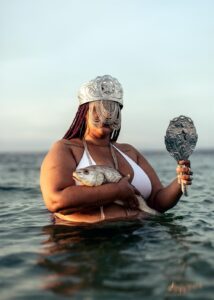 Imagem de cerimônia religiosa em praia fotografada pelo brasileiro Gui Christ, finalista do Sony World Photography Awards