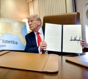 Donald Trump assinando decreto mudando nome de Golfo do México para Golfo da América