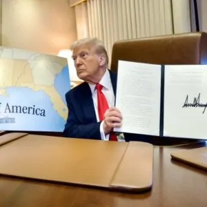 Donald Trump assinando decreto mudando nome de Golfo do México para Golfo da América