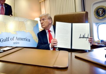 Donald Trump assinando decreto mudando nome de Golfo do México para Golfo da América