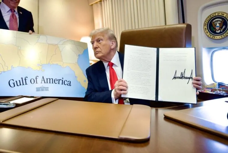 Donald Trump assinando decreto mudando nome de Golfo do México para Golfo da América