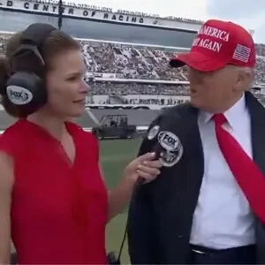 Donald Trump em entrevista durante corrida da NASCAR em Daytona