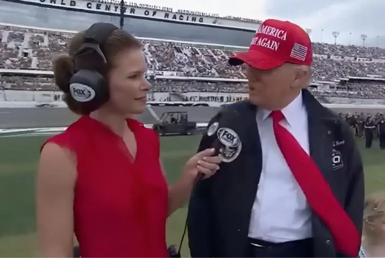 Donald Trump em entrevista durante corrida da NASCAR em Daytona