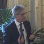 Paolo Petrecca, diretor de esportes da estatal italiana Rai, pediu demissão após gafes durante transmissão dos jogos olímpicos de inverno Foto: Universidade de Palermo/Reprodução de vídeo