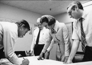 Katharine Graham com equipe de jornalistas do Washington Post