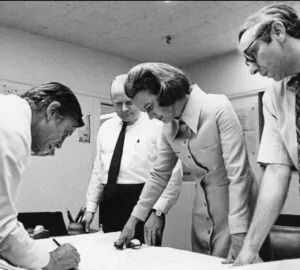 Katharine Graham com equipe de jornalistas do Washington Post