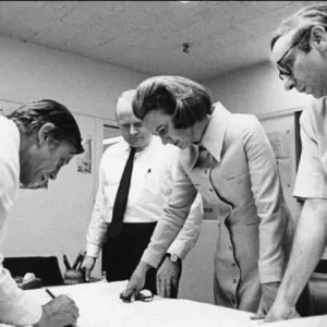 Katharine Graham com equipe de jornalistas do Washington Post