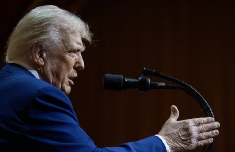 Em nova ofensiva contra a imprensa, Trump ameaça redes de TV com perda de licença. Ele pode fazer isso?