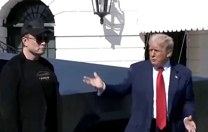 Trump com Elon Musk na Casa Branca ao demonstrar apoio aos carros da Tesla