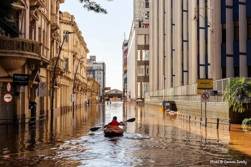 Foto de enchente em Porto Alegre após chuvas intensas de 2024 