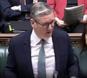 Keir Starmer, premiê britânico, defendendo no Parlamento exibição de Adolescence da Netflix em escolas