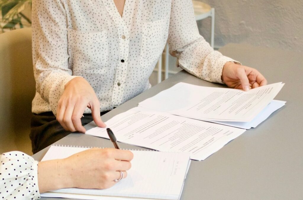 Mulher trabalhando em mesa de reunião