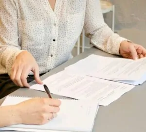 Mulher trabalhando em mesa de reunião