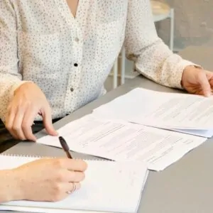 Mulher trabalhando em mesa de reunião