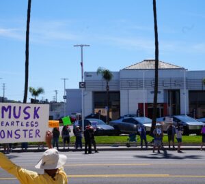 Protesto contra Elon Musk liderados pelo movimento Tesla Takedown, realizado na California