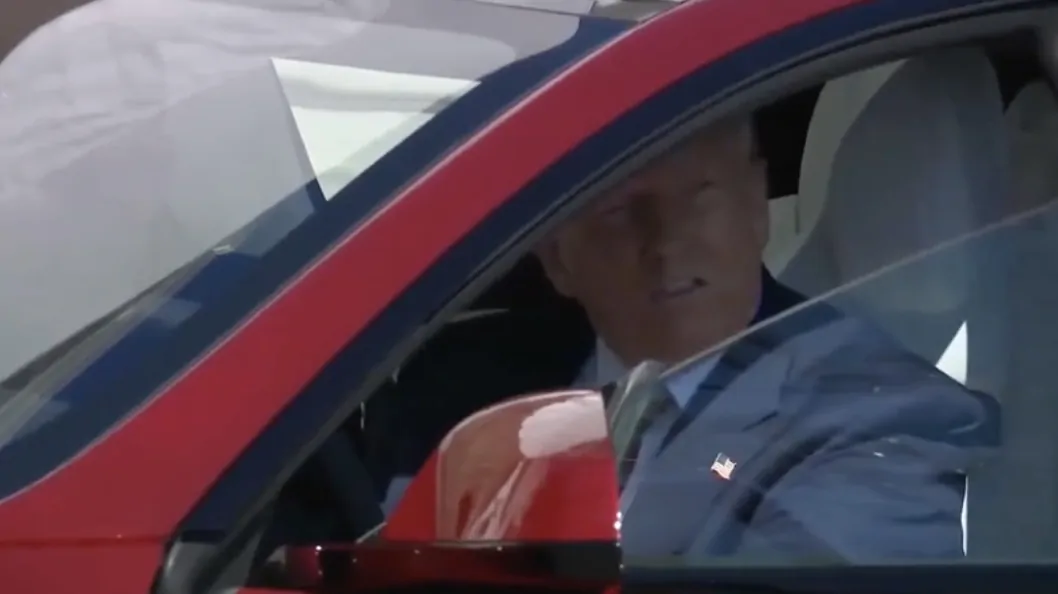 Donald Trump em um carro Tesla, marca do bilionário Elon Musk