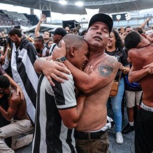 Torcedores do Botafogo comemoram vitória, foto premiada no World Press Photo 2025