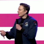 Elon Musk em discurso em Wisconsin sobre cortes promovidos pelo DOGE, objeto de desconfiança pública