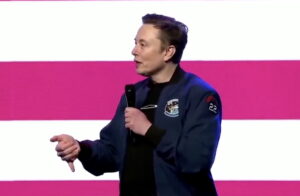 Elon Musk em discurso em Wisconsin sobre cortes promovidos pelo DOGE, objeto de desconfiança pública