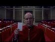 Ralph Fiennes em cena do filme Conclave