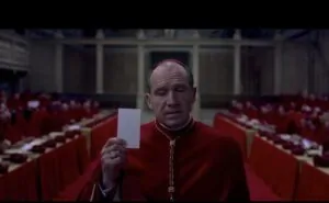 Ralph Fiennes em cena do filme Conclave
