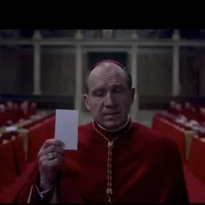 Ralph Fiennes em cena do filme Conclave